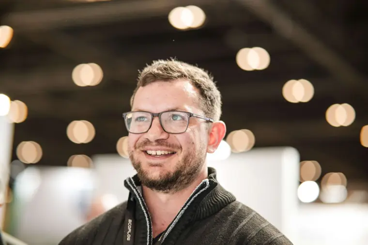 A smiling attendee at the exhibition at Fáilte Solar at Solar & Storage