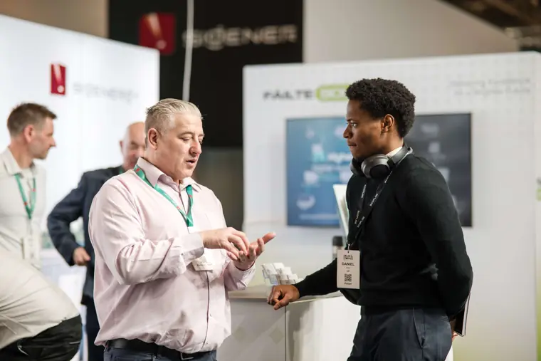 A visitor talking with the exhibition team at Fáilte Solar at Solar & Storage