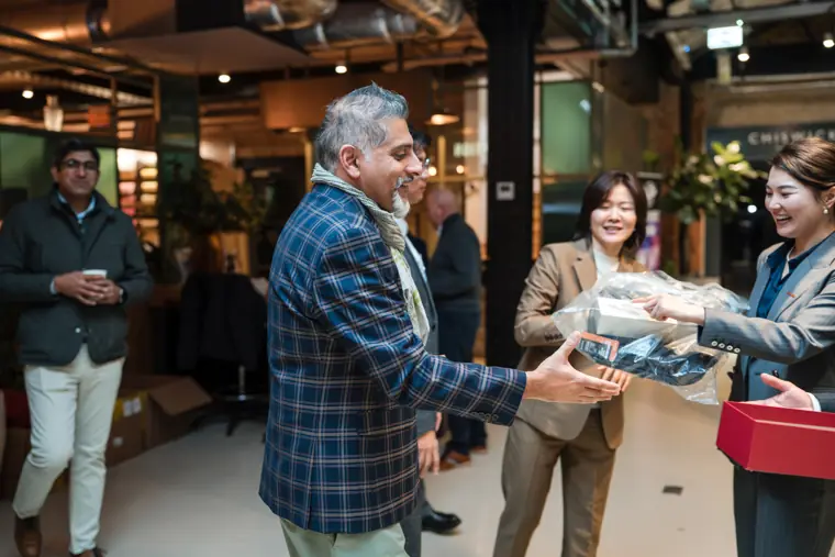 Another guest accepting a prize.