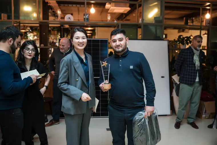 Prize winner pictured beside the hosts.