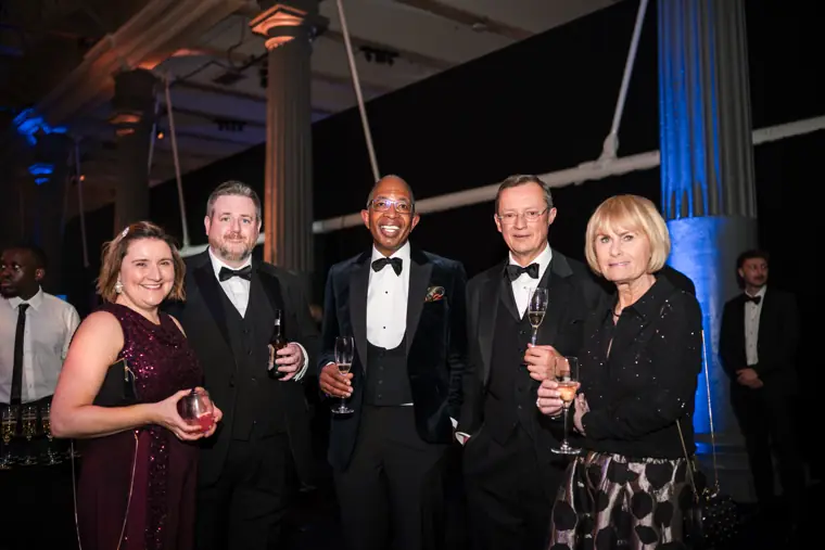 A group of guests enjoying drinks.