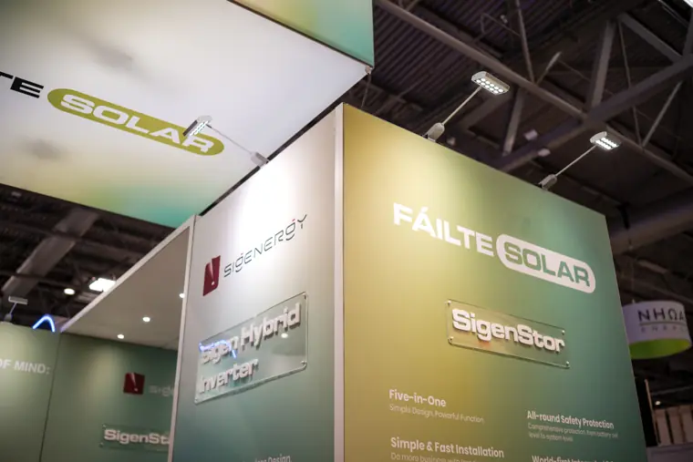 Fáilte Solar and Sigenergy branding above the stand.