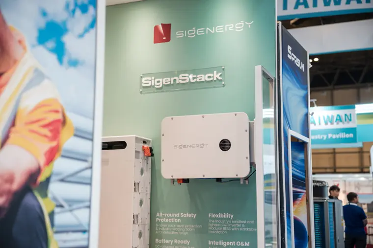 Battery and inverter products displayed on the stand.