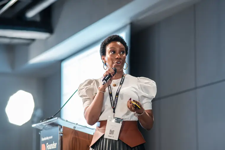 Founder presenting in the pitch competition.