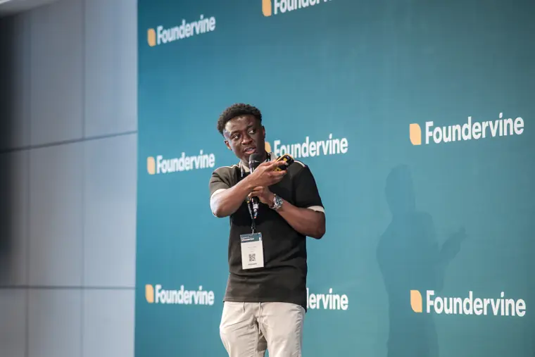 Founder presenting in the pitch competition.
