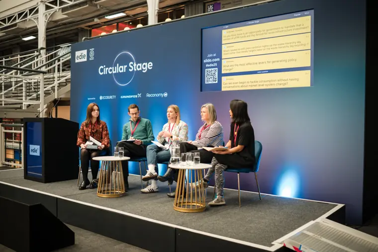 Circular Stage discussion in progress.