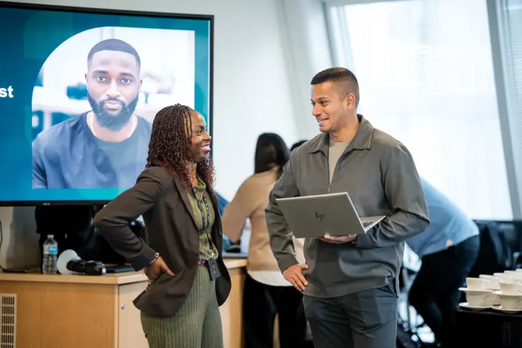 A founder speaks with another attendee between sessions.