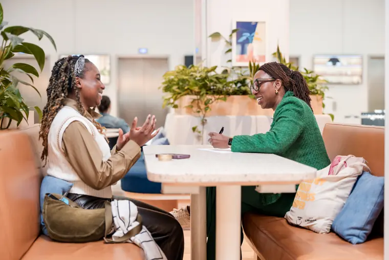 Two attendees take part in a mentoring conversation.