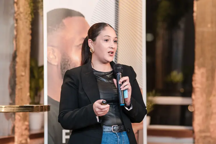 A founder speaks to the judges.