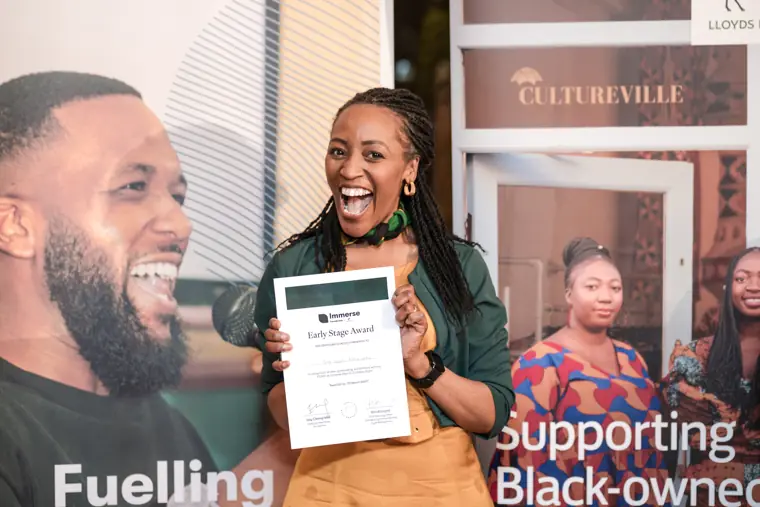 A founder receives recognition at the pitch night.