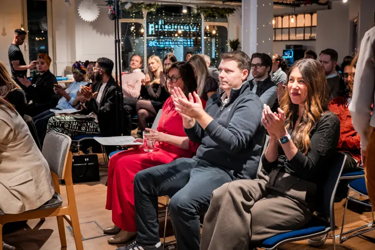 The audience applauds a founder pitch.