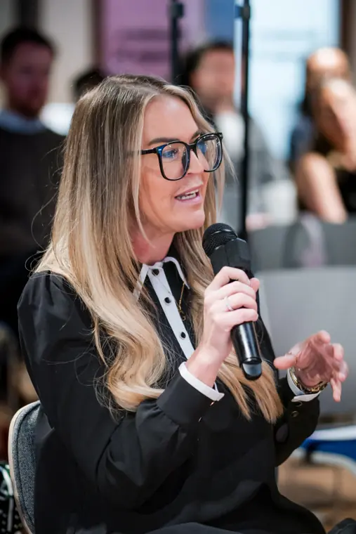 A guest asks a question during the programme.