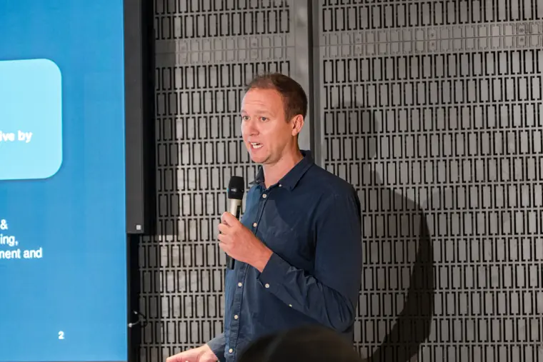 Founder presenting to the showcase audience.