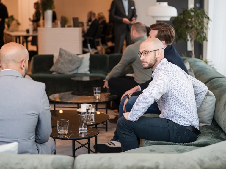 Two guests talking in the lounge area at the Goodwin networking event.