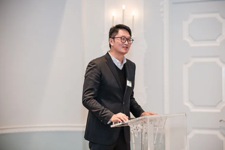 A speaker standing at the lectern at the S-OIL European customer dinner.