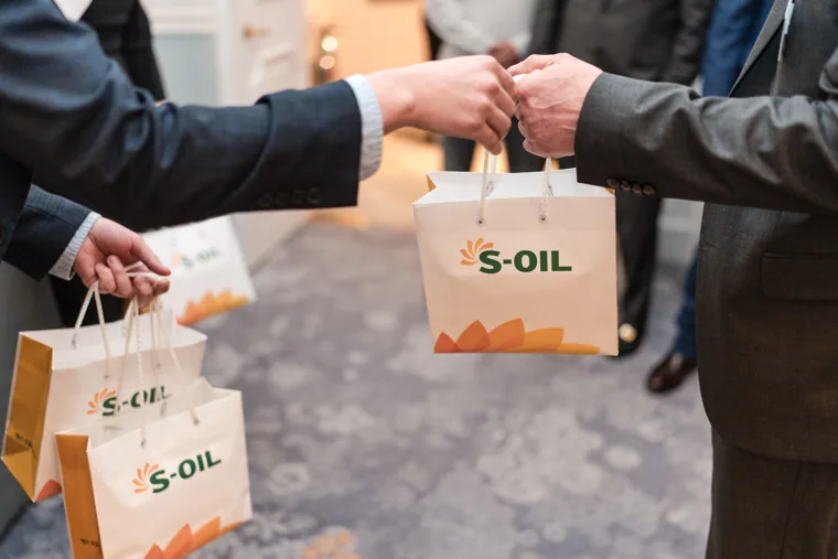 S-OIL gift bags being handed to guests at the S-OIL European customer dinner.