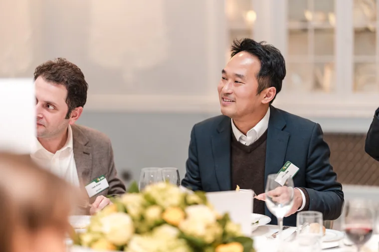Two guests in an animated discussion over dinner at the S-OIL European customer dinner.