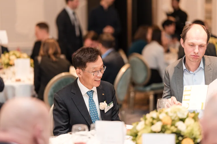 Two guests in conversation during the meal at the S-OIL European customer dinner.