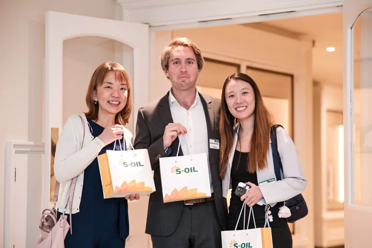 Two guests leaving with S-OIL gift bags at the S-OIL European customer dinner.