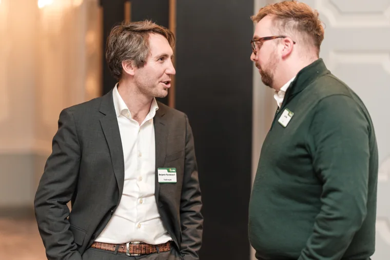 Two guests talking at the reception at the S-OIL European customer dinner.